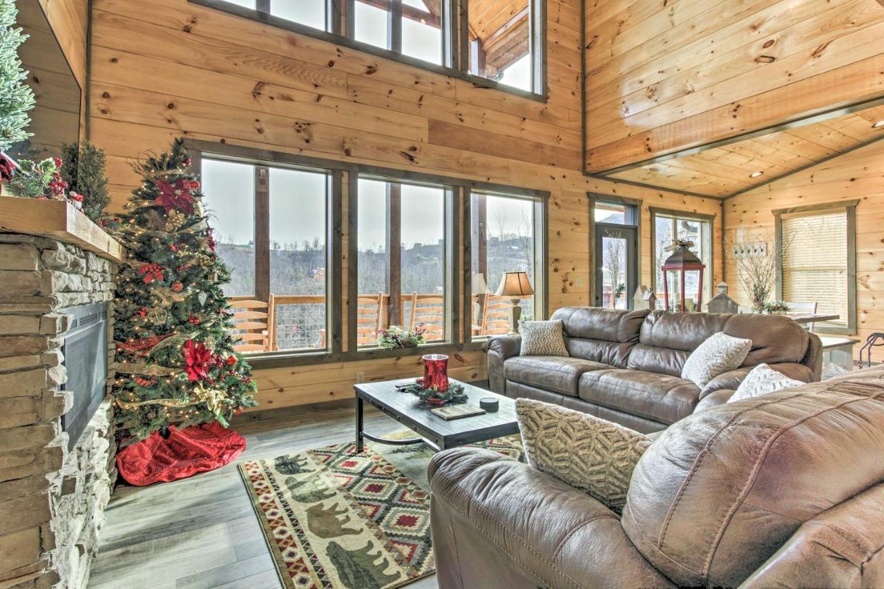 Smoky Mountain Hideaway With Hot Tub, Deck And Views! Villa Gatlinburg Kültér fotó