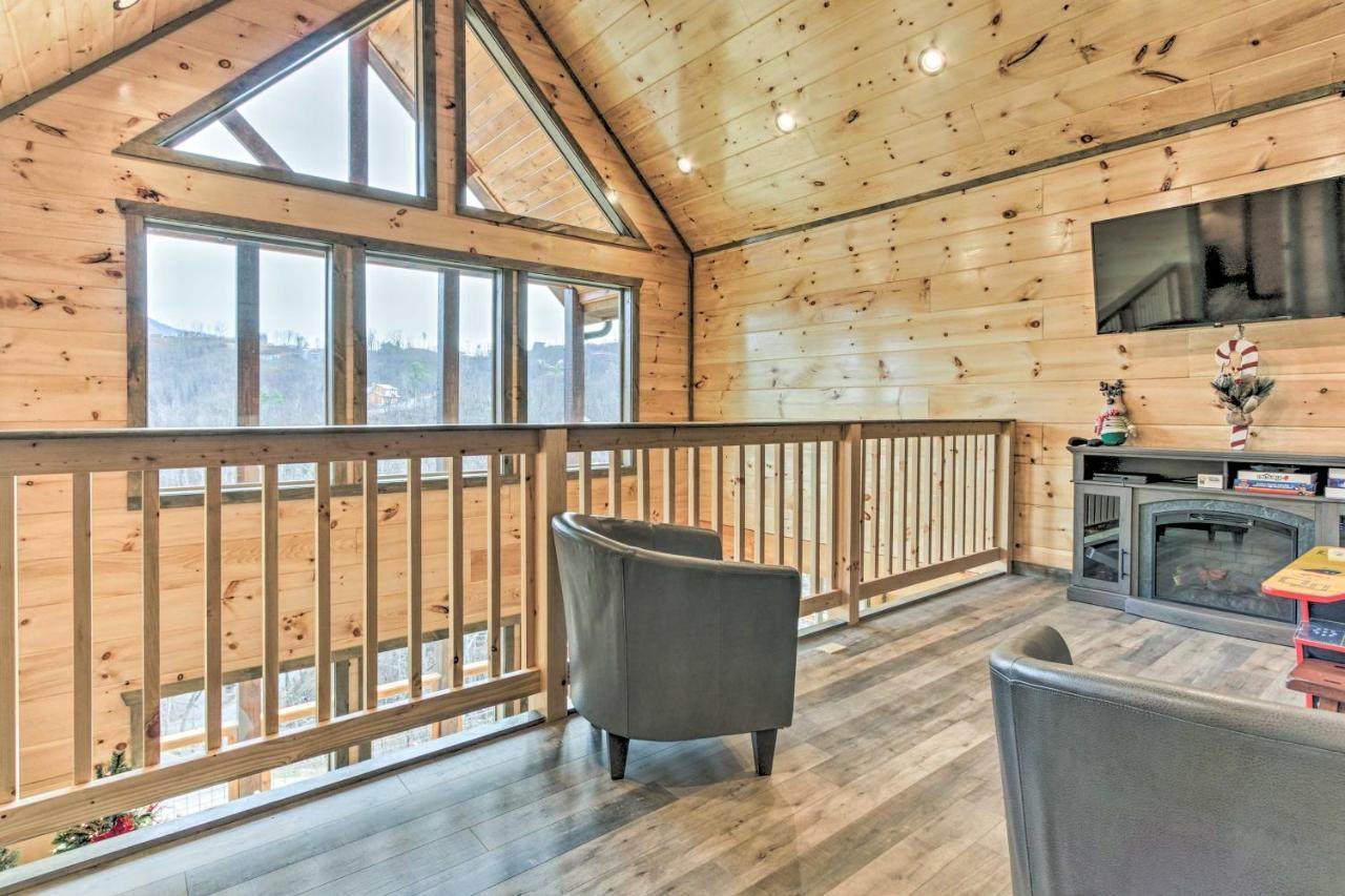 Smoky Mountain Hideaway With Hot Tub, Deck And Views! Villa Gatlinburg Kültér fotó