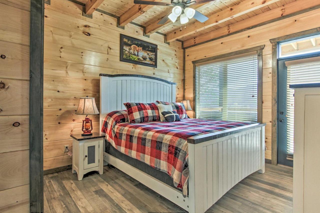 Smoky Mountain Hideaway With Hot Tub, Deck And Views! Villa Gatlinburg Kültér fotó