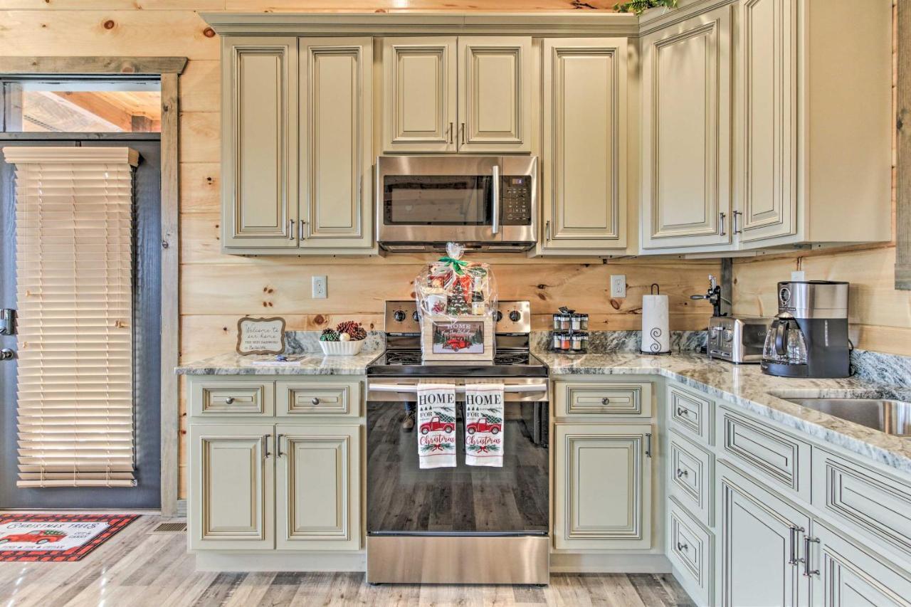Smoky Mountain Hideaway With Hot Tub, Deck And Views! Villa Gatlinburg Kültér fotó