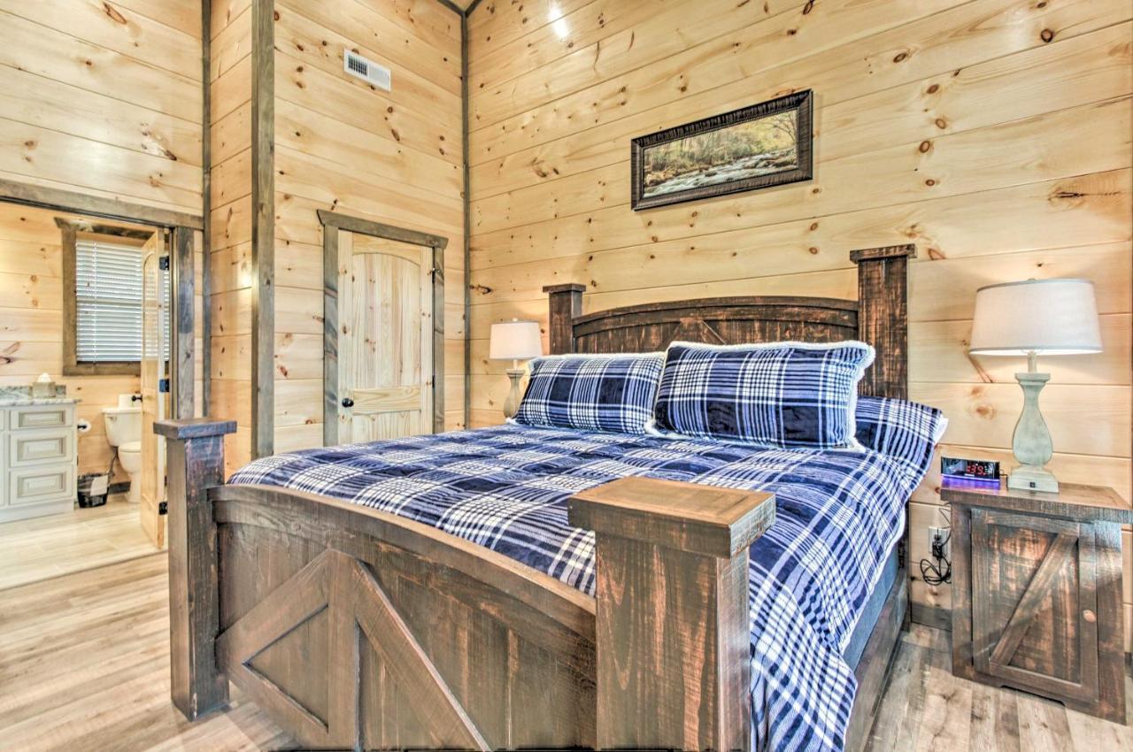 Smoky Mountain Hideaway With Hot Tub, Deck And Views! Villa Gatlinburg Kültér fotó