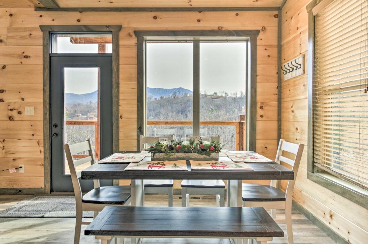 Smoky Mountain Hideaway With Hot Tub, Deck And Views! Villa Gatlinburg Kültér fotó