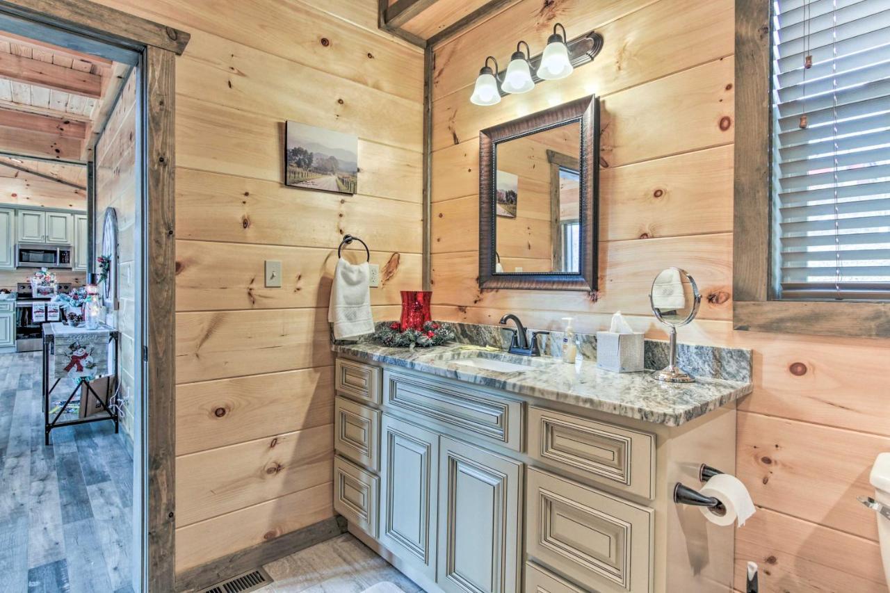 Smoky Mountain Hideaway With Hot Tub, Deck And Views! Villa Gatlinburg Kültér fotó